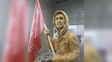 В Воронеж привезли знамя из Донбасса для скульптуры бабушки с красным флагом