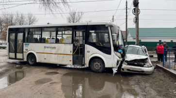 Три человека пострадали в аварии с участием маршрутки в Воронеже