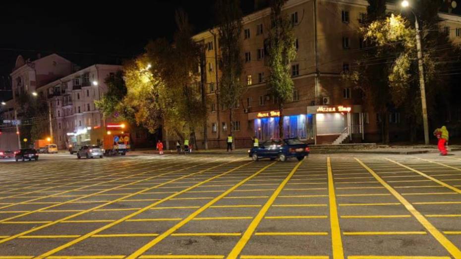 В Воронеже на пересечении Ленинского проспекта и улицы Кулибина нанесли вафельную разметку