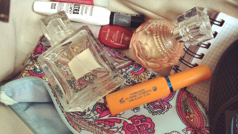 В сумке, которую неизвестная оставила в воронежском магазине, оказались косметика и личные вещи