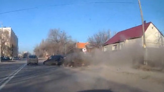 В Воронеже лихач врезался в мусор и оказался на «встречке»