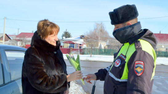 Терновским женщинам-водителям подарили 100 букетов накануне 8 Марта