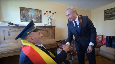 Сергей Трухачев вручил знак «Почетный гражданин Воронежской области» 101-летнему ветерану