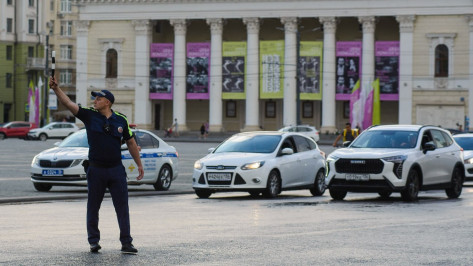 Губернатор Александр Гусев и председатель облдумы Владимир Нетесов поздравили воронежских сотрудников Госавтоинспекции с праздником