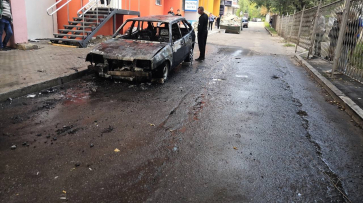 Автомобиль загорелся возле гимназии в Воронеже