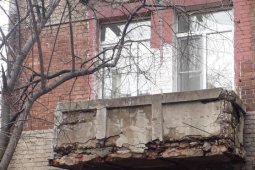 ГЖИ обязала коммунальщиков восстановить аварийный балкон дома у ж/д вокзала в Воронеже