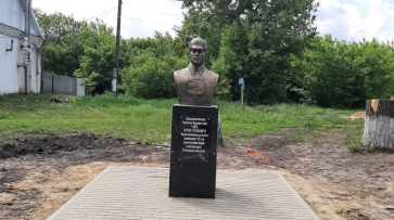 В ольховатской слободе Марьевка установили бюст местного советского деятеля Антона Чайки