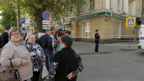 «Ему не дали кредит». Версии горожан о смерти мужчины в банке в центре Воронежа