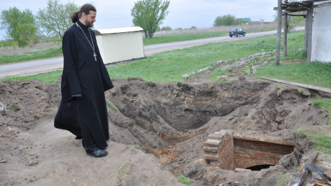 В Павловском районе на территории храма нашли старинный склеп