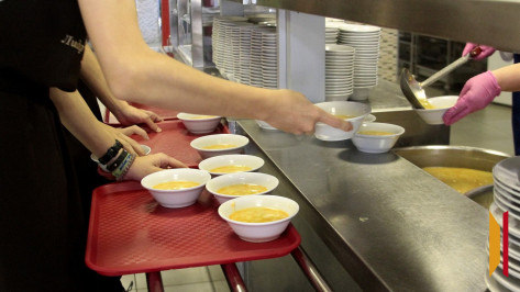 Иногородние компании будут кормить воронежских школьников в новом учебном году