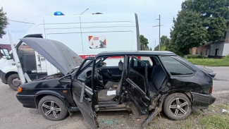 В Воронежской области столкнулись ВАЗ и Ford: пострадали дети