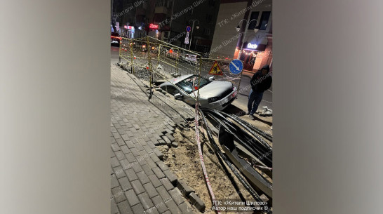 В Воронеже легковушка провалилась в яму на месте дорожных работ