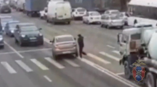 В Воронеже Renault Logan выехал на встречку и переехал ногу пешеходу: видео