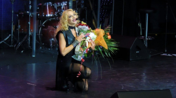 Кристина Орбакайте на коленях поблагодарила воронежцев за посещение ее концерта