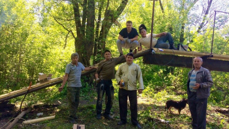 В Хохольском районе добровольцы отремонтировали ветхий мост через реку Девицу