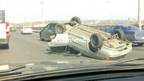В Воронеже из-за аварии с перевернувшейся легковушкой встал в пробке Северный мост