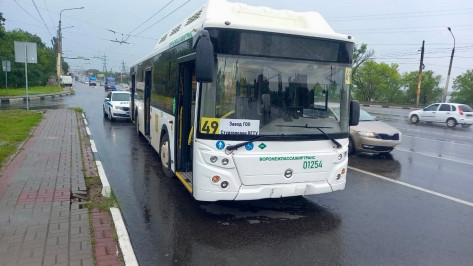 Три человека пострадали в ДТП с автобусом на Вогрэсовском мосту в Воронеже