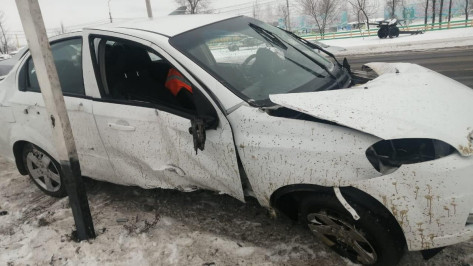 Chevrolet врезался в остановку в Воронежской области: пострадала пенсионерка