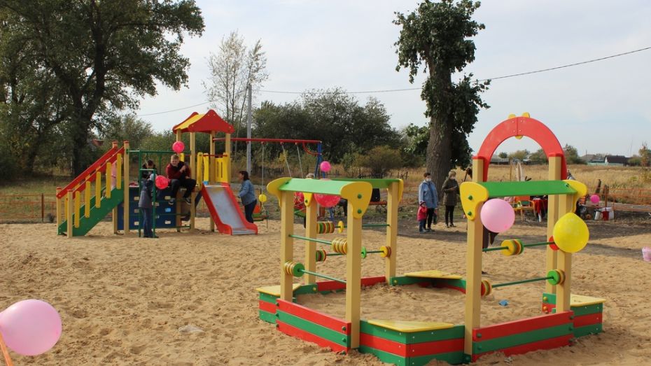 Детский игровой городок сделали активисты в хохольском селе Яблочное