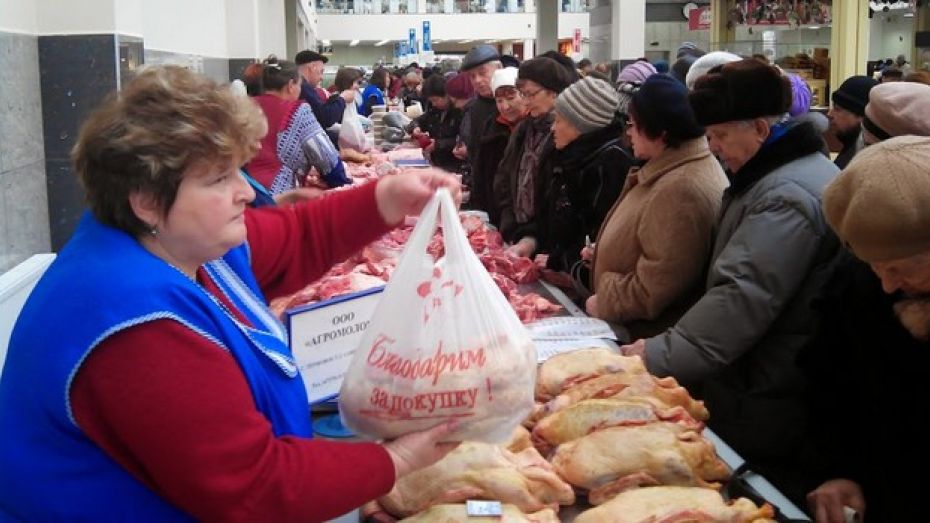Острогожцы привезли на ярмарку в Воронеж мясо, яблоки и халву