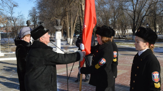 Павловские школьники получили копию Знамени Победы