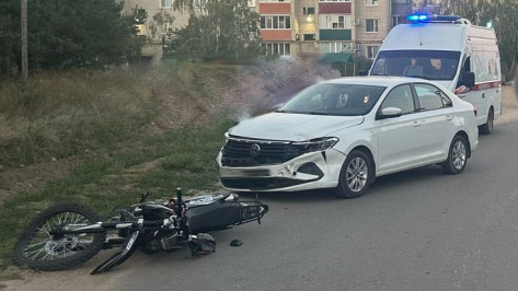 В Воронежской области мотоциклист врезался в Volkswagen и попал в больницу