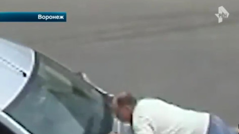 Разборка охранников магазина и автомобилиста в Воронеже попала на видео
