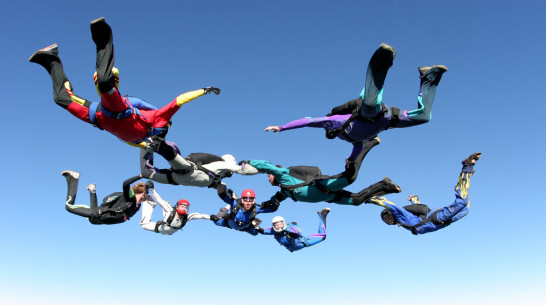 Показательные прыжки парашютистов и шоу гигантских мыльных пузырей бесплатно увидят воронежцы в эту пятницу