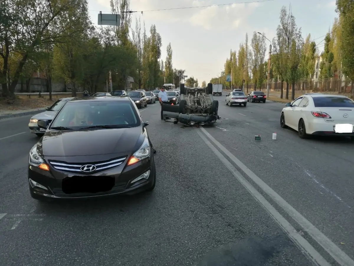 В Воронеже пьяный водитель устроил ДТП «с переворотом» на улице Лебедева