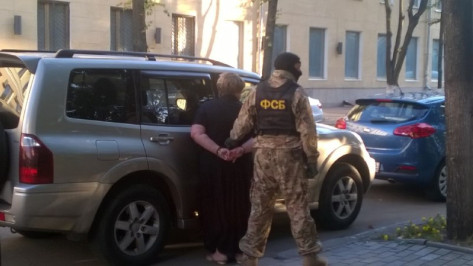 Жительница Воронежа положила в машину сотрудника ФСБ 150 тыс рублей