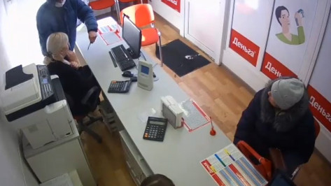 Полиция опубликовала видео нападения на офис микрозаймов в Воронеже
