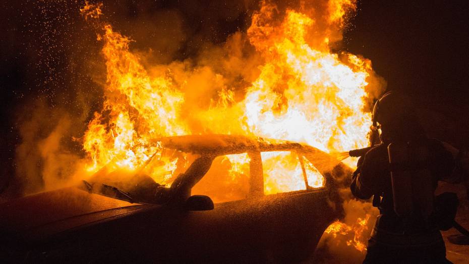 Уничтоживший два автомобиля пожар в Воронеже попал на видео