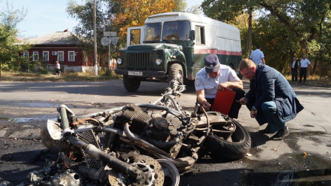 В Борисоглебске после столкновения с автобусом сгорел мотоцикл