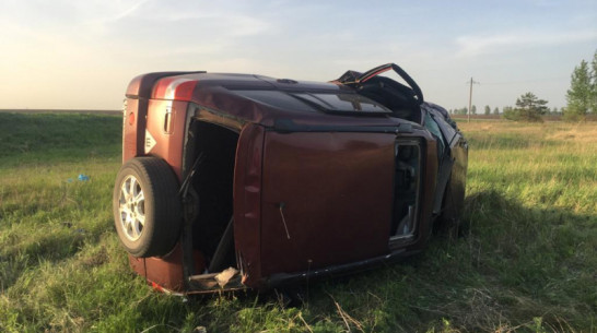 Иномарка опрокинулась в кювет на трассе в Воронежской области: водитель погиб