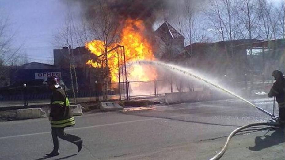 В Бутурлиновском районе на заправке вспыхнул пожар, серьезно пострадал женщина