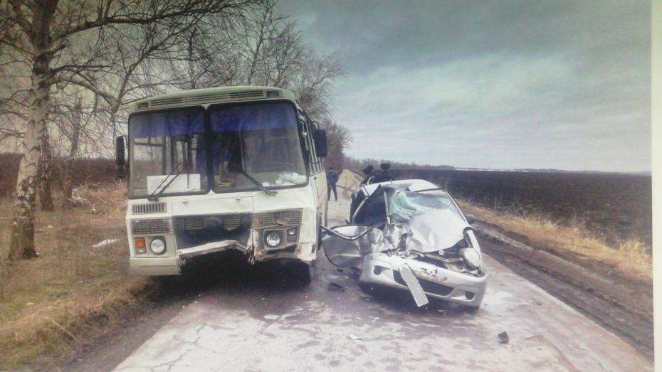 В Воронежской области Daewoo Matiz врезался в автобус: пострадали 2 человека