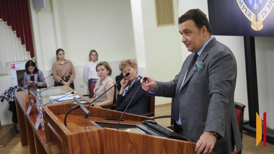 Близок ли крах однополярного мира? Эксперт по международному праву Арно Девеле выступил перед воронежскими студентами