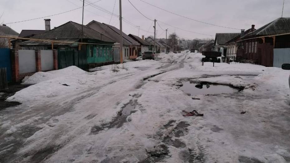 Власти Борисоглебска прокомментировали случай с утонувшим в луже ВАЗом