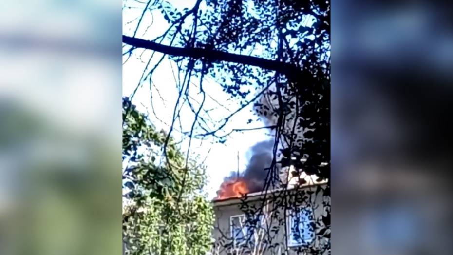 Появилось видео пожара на крыше жилого дома на улице Краснозвездной в Воронеже