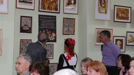 В бобровском музее открылась выставка картин из кофейных зерен