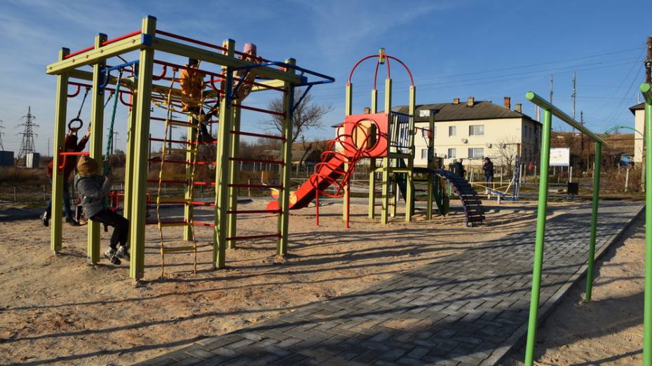 Детская площадка за 900 тыс рублей появилась в кантемировском селе Журавка