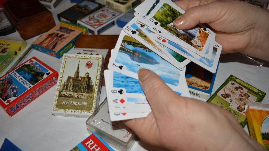 Жительница Нижнедевицка собрала коллекцию сувенирных карт
