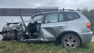 В Воронежской области водитель BMW врезался в автобус с пассажирами и попал в больницу