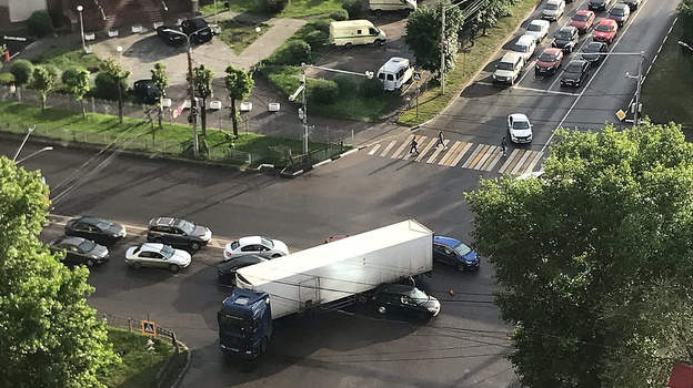 ДТП с грузовиком на Московском проспекте осложнило дорожную ситуацию в Воронеже