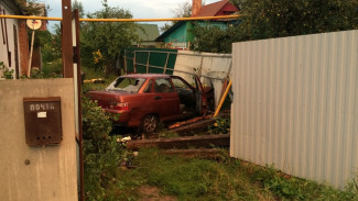В Воронеже «ВАЗ» протаранил забор: водитель пострадал