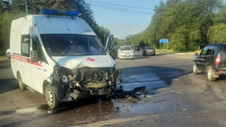 В Воронеже в утреннем ДТП с машиной скорой помощи пострадали 2 человека