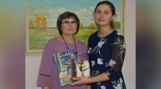 Жительница Кантемировки передала свои новые книги в библиотеки