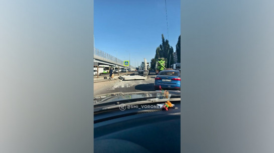 В Воронеже на Остужевском кольце из грузовика выпала бетонная плита