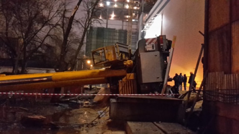 Упавший в центре Воронежа кран пообещали убрать 29 февраля
