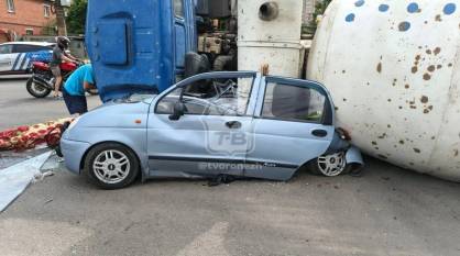 В Воронеже бетономешалка упала на бок и раздавила Daewoo Matiz: видео